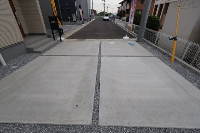 【駐車場】 | 《仲介手数料無料》岩槻区西原台２丁目4(4号棟)新築一戸建てリーブルガーデン | 撮影日 2025年10月31日 14:00 雨