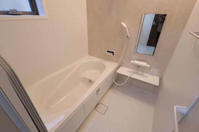 【浴室】 | 《仲介手数料無料》岩槻区西原台２丁目4(4号棟)新築一戸建てリーブルガーデン | 撮影日 2025年10月31日 14:00 雨