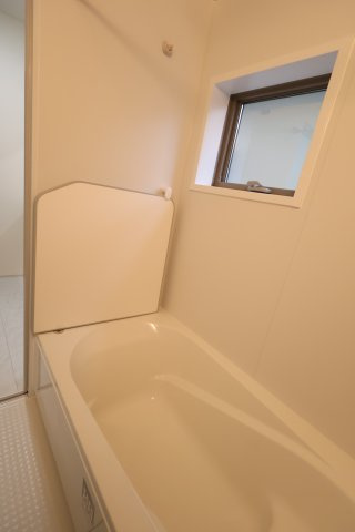 【浴室】 | 《仲介手数料無料》岩槻区西原台２丁目4(4号棟)新築一戸建てリーブルガーデン | 撮影日 2025年10月31日 14:00 雨