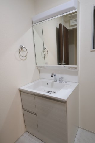 【独立洗面台】 | 《仲介手数料無料》岩槻区西原台２丁目4(4号棟)新築一戸建てリーブルガーデン | 撮影日 2025年10月31日 14:00 雨