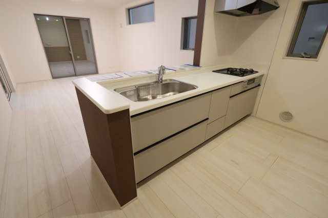 【キッチン】 | 《仲介手数料無料》岩槻区西原台２丁目4(4号棟)新築一戸建てリーブルガーデン | 撮影日 2025年10月31日 14:00 雨