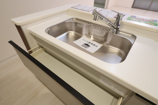 《仲介手数料無料》岩槻区西原台２丁目4(4号棟)新築一戸建てリーブルガーデンのキッチン|撮影日 2025年10月31日 14:00 雨