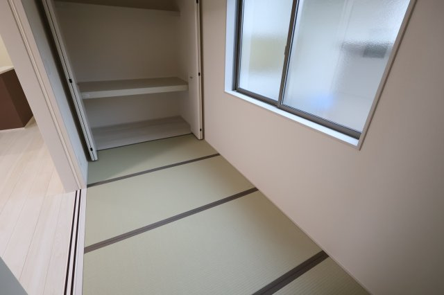 【和室】 | 《仲介手数料無料》岩槻区西原台２丁目4(4号棟)新築一戸建てリーブルガーデン | 撮影日 2025年10月31日 14:00 雨