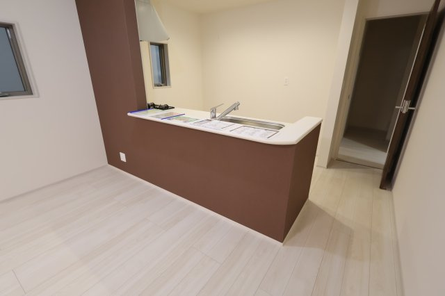 《仲介手数料無料》岩槻区西原台２丁目4(4号棟)新築一戸建てリーブルガーデンのキッチン|撮影日 2025年10月31日 14:00 雨