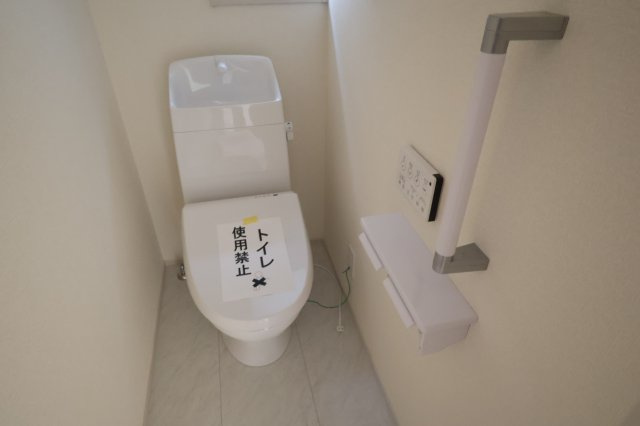 《仲介手数料無料》岩槻区西原台２丁目4(4号棟)新築一戸建てリーブルガーデンのトイレ|撮影日 2025年10月31日 14:00 雨