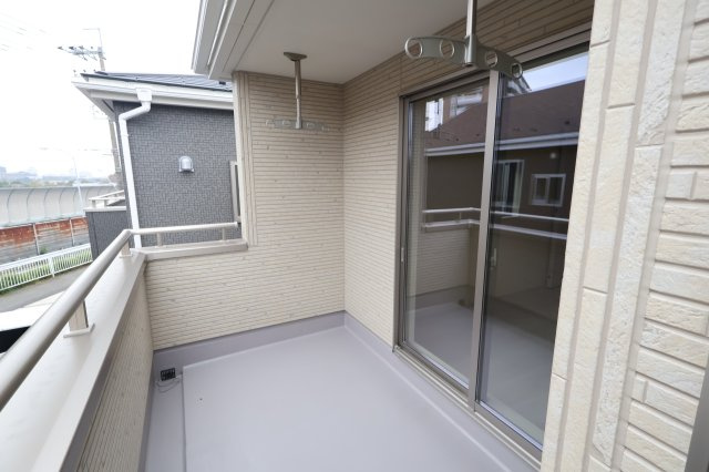 【バルコニー】 | 《仲介手数料無料》岩槻区西原台２丁目4(4号棟)新築一戸建てリーブルガーデン | 撮影日 2025年10月31日 14:00 雨