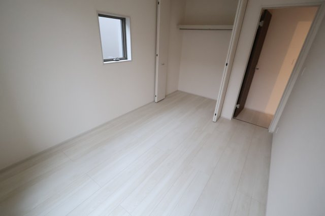 《仲介手数料無料》岩槻区西原台２丁目4(4号棟)新築一戸建てリーブルガーデンの洋室|撮影日 2025年10月31日 14:00 雨