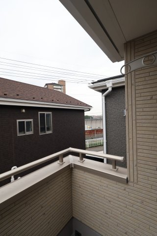 【バルコニー】 | 《仲介手数料無料》岩槻区西原台２丁目4(4号棟)新築一戸建てリーブルガーデン | 撮影日 2025年10月31日 14:00 雨