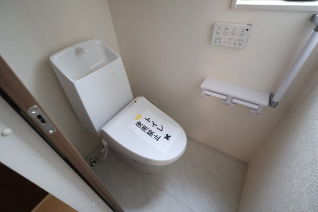 【トイレ】 | 《仲介手数料無料》岩槻区西原台２丁目4(4号棟)新築一戸建てリーブルガーデン | 撮影日 2025年10月31日 14:00 雨