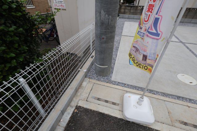 【外観】 | 《仲介手数料無料》岩槻区西原台２丁目4(4号棟)新築一戸建てリーブルガーデン | 敷地内に電柱が入っています。
撮影日 2025年10月31日 14:00 雨