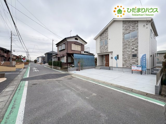 深谷市東方町4丁目　新築一戸建て　ブルーミングガーデン　01の前面道路含む現地写真
