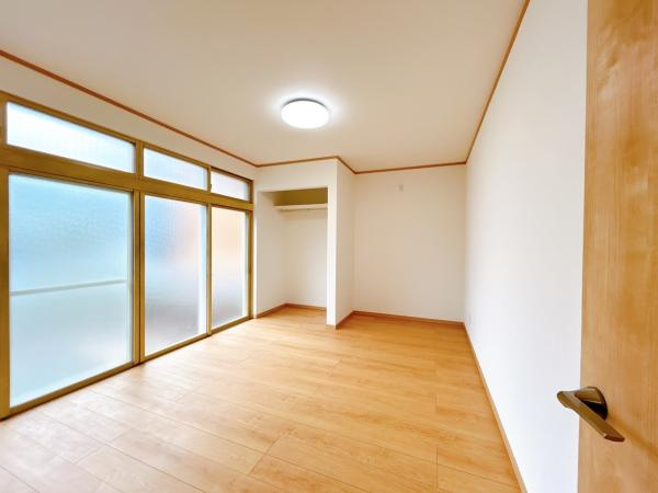 三戸郡三戸町大字同心町字古間木平の洋室|【リフォーム済】南側約8帖洋室にリフォームするお部屋です。フローリング張り、壁天井クロス仕上げ、照明新品交換等を行いました。