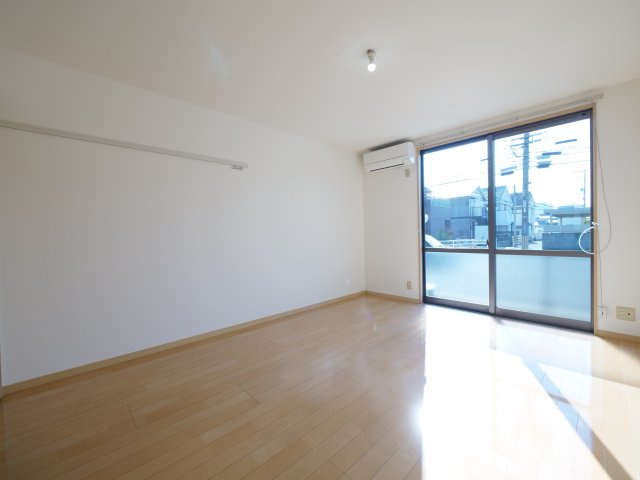 シャンティーブルーの洋室