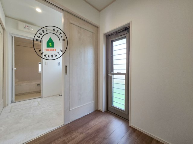 菊池郡大津町杉水第1-3棟（B号棟）の脱衣所|ゆとりの洗面スペースで朝の身支度もスムーズに。暮らしを快適に変えるシャワー付洗面台です！