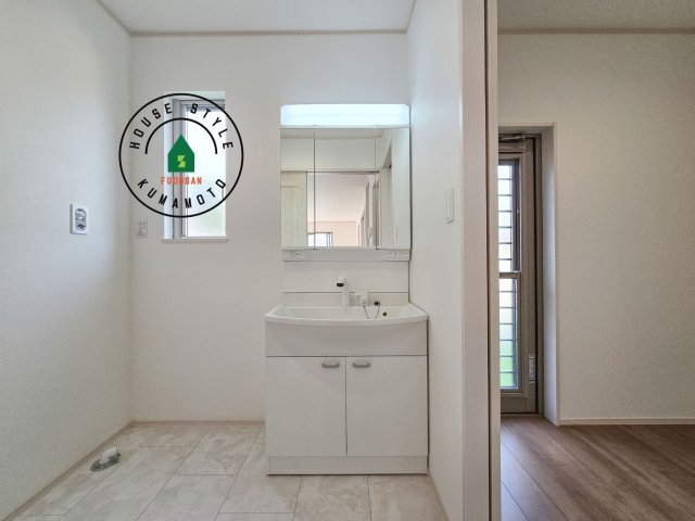 菊池郡大津町杉水第1-3棟（B号棟）の独立洗面台|毎日使うものだから清潔な空間を保ちたい水回り。洗面にはそんな願いを解消させてくれる収納アイデアが満載です。三面鏡の裏側にはキャビネットが現れ小物から背の高い物まで収納できます。