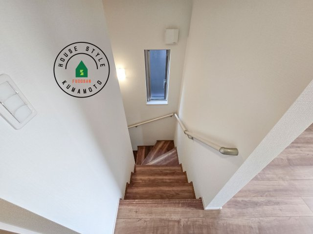 菊池郡大津町杉水第1-3棟（B号棟）の内装|＜手すり付階段＞手すりがないと階段の昇り降りで危険なことはもちろん、壁に手をつきながら歩くことで壁紙が汚れやすくなります。すべての方に快適に昇り降りしていただくため、手すりを設置しました。