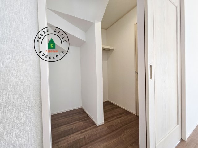 菊池郡大津町杉水第1-3棟（B号棟）の収納|洋服や大きな荷物が多い方や人数の多いご家族などは、一般的なクローゼットよりもウォークインクローゼットのほうが使い勝手が良いです。