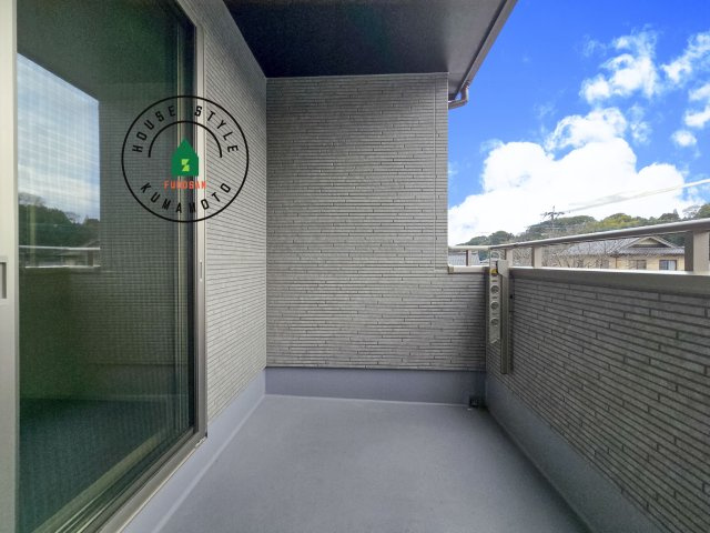 菊池郡大津町杉水第1-3棟（B号棟）のバルコニー|風をしっかりと感じられるバルコニーでは、毎日が洗濯日和です。広々としているので洗濯も楽しくなるでしょうし、気分転換にバルコニーからの眺めを楽しむのもいいでしょう。