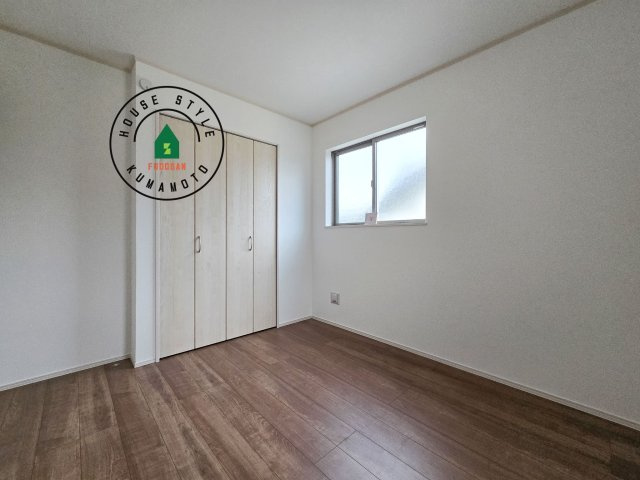 菊池郡大津町杉水第1-3棟（B号棟）の洋室|柔らかい陽光が差し込む明るいお部屋を演出する設計。彩光の取れる窓が気持ちの良いお部屋を創り上げます。