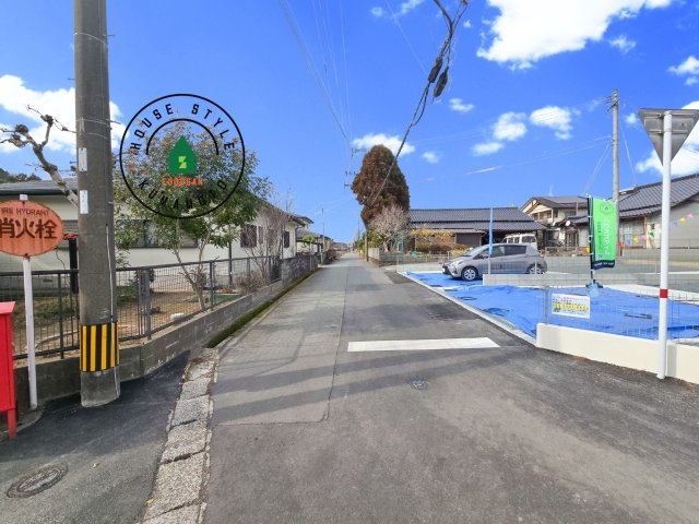 菊池郡大津町杉水第1-3棟（B号棟）の前面道路含む現地写真|前面道路は閑静な住宅地をはしる車通りの少ない道路。お車の出し入れが苦手なママや小さなお子様にも安心ですね。しっかり舗装もされているので、ベビーカーや自転車で通っても快適に通行できます。