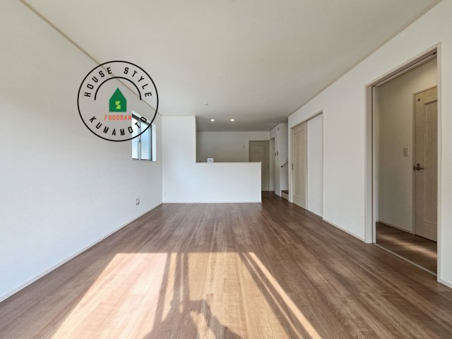 菊池郡大津町杉水第1-3棟（B号棟）の居間・リビング|キッチンからリビングをしっかり確認できます。家族の笑顔があふれる空間になりそうですね。