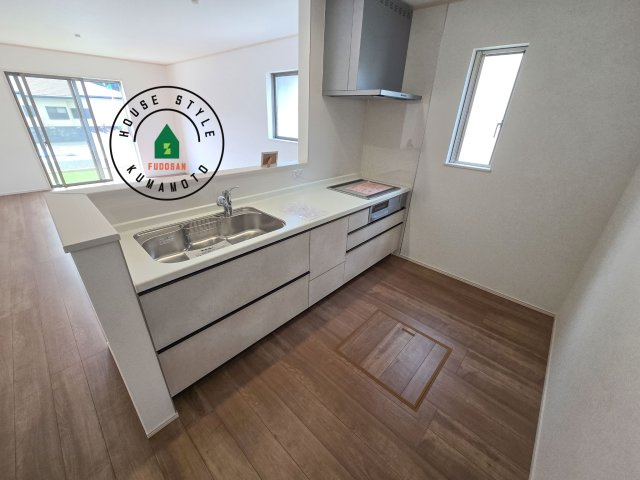 菊池郡大津町杉水第1-3棟（B号棟）のキッチン|明るいキッチン作業スペースを多くとりました。ご夫婦でキッチンに立っても調理がしやすい広さです。食器類もすっきりと片付く収納は魅力的です。