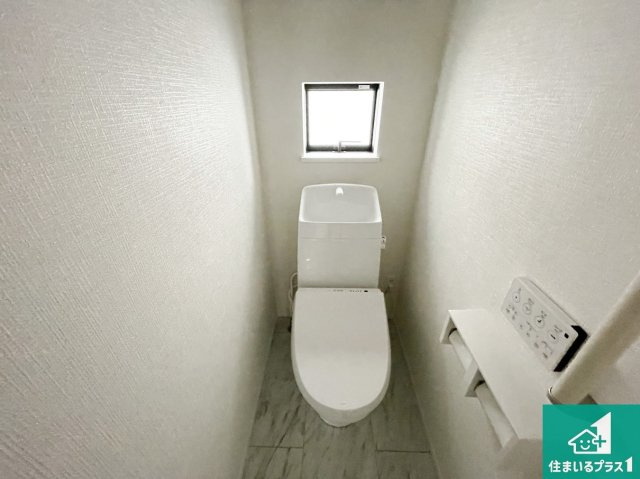 枚方市北楠葉町　新築一戸建てのトイレ|1・2階の2ヶ所にあるので、朝の忙しい時間の順番待ちもなく、深夜の利用にも大変便利です。