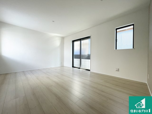 枚方市北楠葉町　新築一戸建ての居間・リビング|日当たり良好の明るいリビングで朝の目覚めもスッキリできそう！対面キッチンでご家族のコミュニケーションも自然と増える設計！小さなお子様が遊ぶスペースを作っても広々とくつろげるLDK！