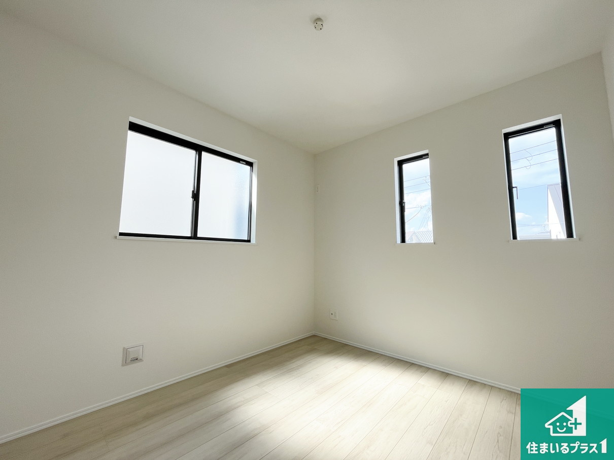 枚方市北楠葉町　新築一戸建ての洋室|シンプルな洋室は、自分好みのインテリアが楽しめます♪ご家族とインテリアや家具を選びに行くのは新築購入時の醍醐味の一つです。ぜひお楽しみください♪