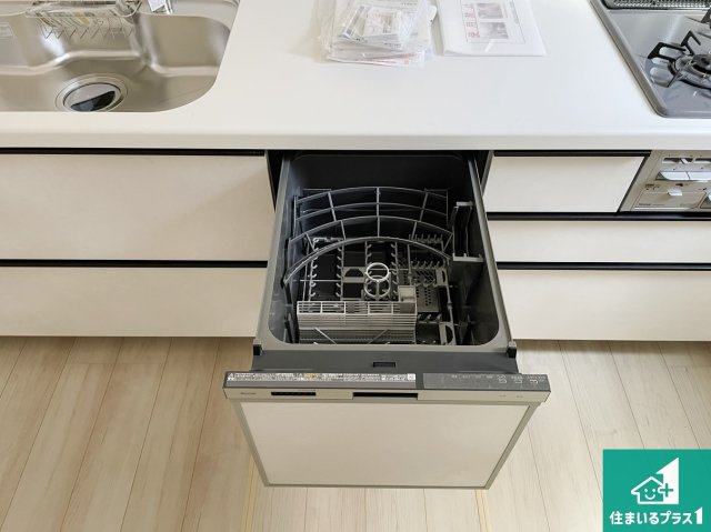 枚方市北楠葉町　新築一戸建ての設備|食事後の一仕事、食器洗いをボタン一つでお任せできちゃいます！場所を取らないビルトイン式なので、お料理スペースもしっかり確保！