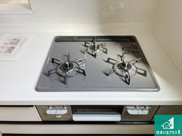 枚方市北楠葉町　新築一戸建ての設備|ダブル高火力Ｓｉセンサー付きコンロ！３口あるので、まとめて料理をする時も大活躍！