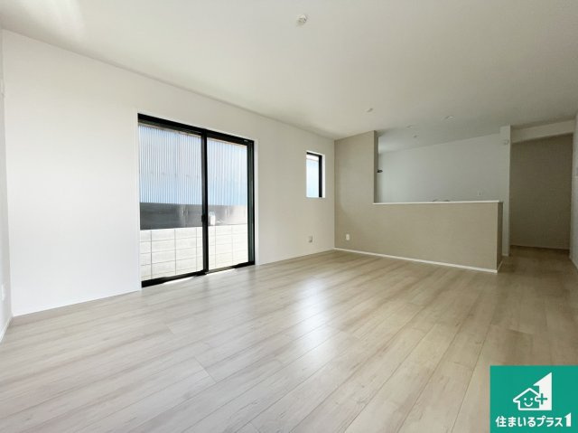 枚方市北楠葉町　新築一戸建ての居間・リビング|シンプルなリビングは、観葉植物等のインテリアを楽しめますね！パパ好みにも、ママ好みにも家具次第で雰囲気を変えることができます！