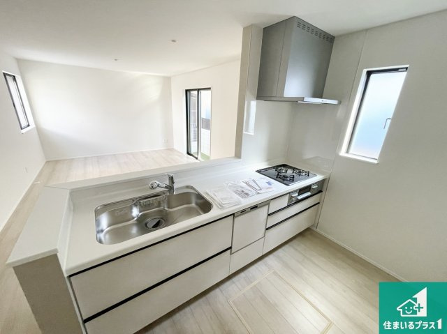 枚方市北楠葉町　新築一戸建てのキッチン|リビングと統一感があり、使い勝手のいいキッチン。広々としているので、二人並んで作業が出来ちゃいます。お子様と一緒に色々なお料理に挑戦できるスペースがあります。