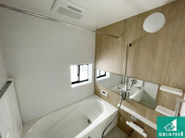 枚方市北楠葉町　新築一戸建ての浴室|足をゆったり伸ばして寛げる浴槽です。窓が設けられていますので差し込む光が明るく穏やかな雰囲気にしてくれます♪浴室乾燥機も設置しているので、雨の日の洗濯物も安心です♪