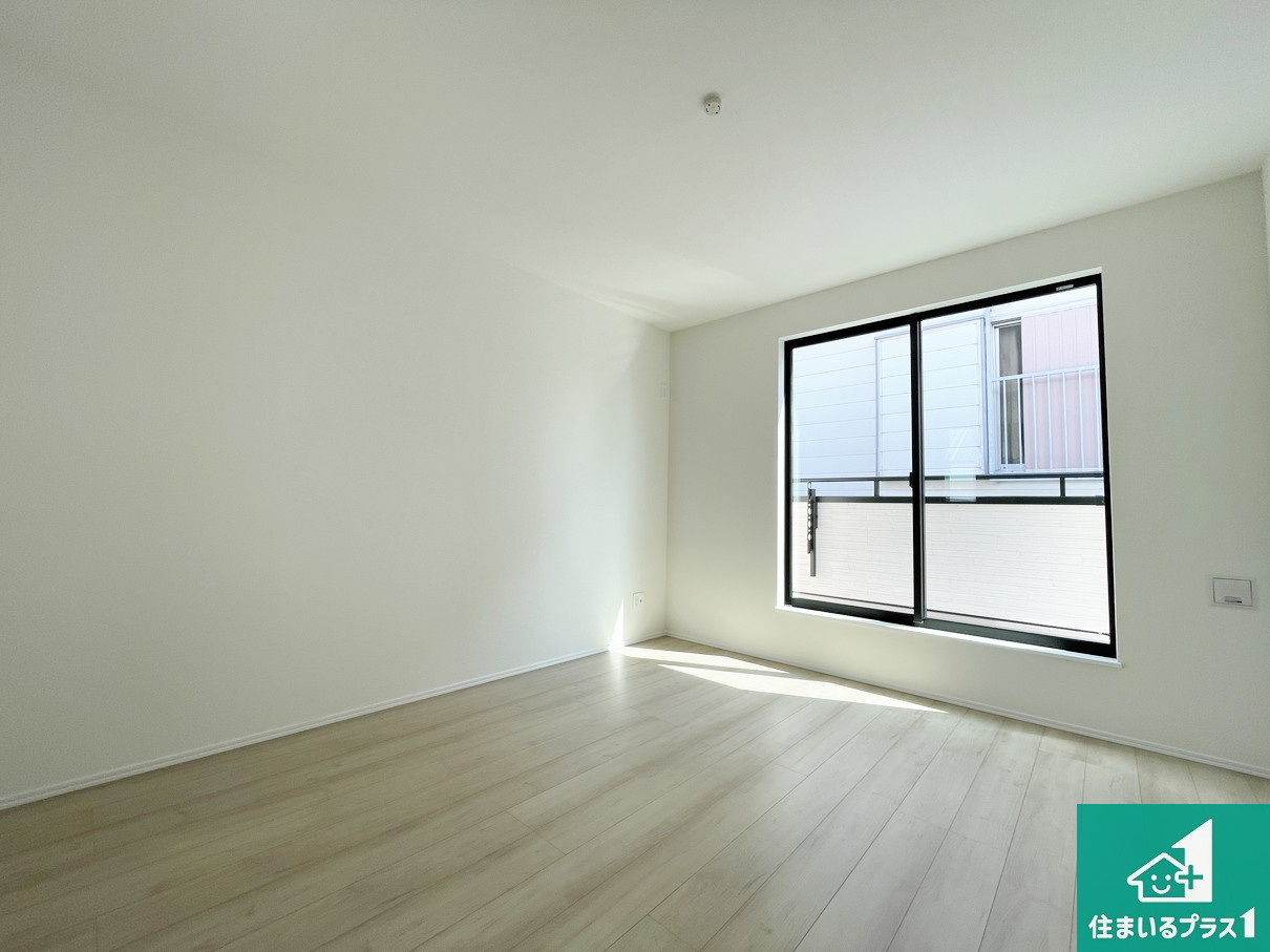 枚方市北楠葉町　新築一戸建ての洋室|寝室は心地よい眠りについてもらいたくて、シンプルかつ開放的な空間な設計にしています！大きな窓から差し込む日が心地いいです♪