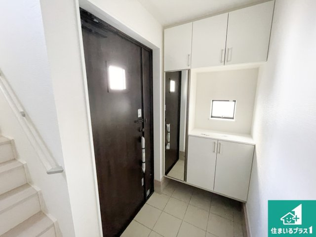 枚方市北楠葉町　新築一戸建ての玄関|シューズボックスにはたくさんの靴が収納できるので玄関周りはいつもスッキリ！ご家族が増えても安心！