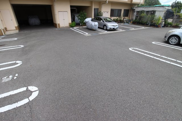 レジデンス神戸の駐車場