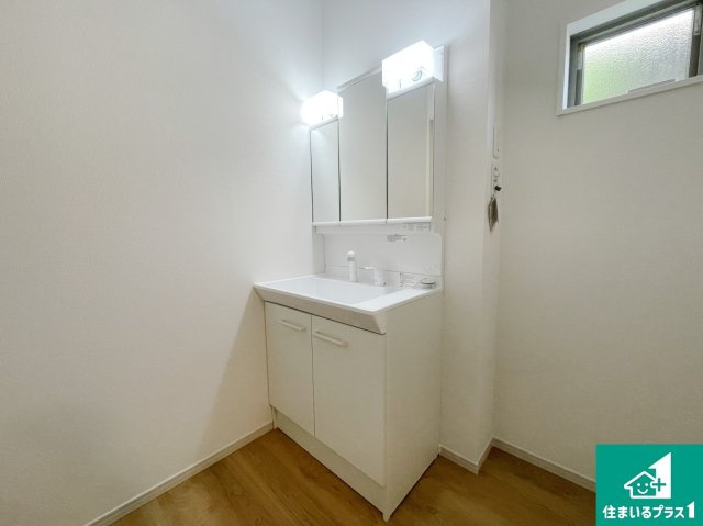 湖南市下田　第2期　新築一戸建ての独立洗面台|清潔感のある洗面台です。フラットな鏡は掃除がしやすく毎日清潔！鏡裏には収納があるのでスッキリとした洗面台が保てます。
