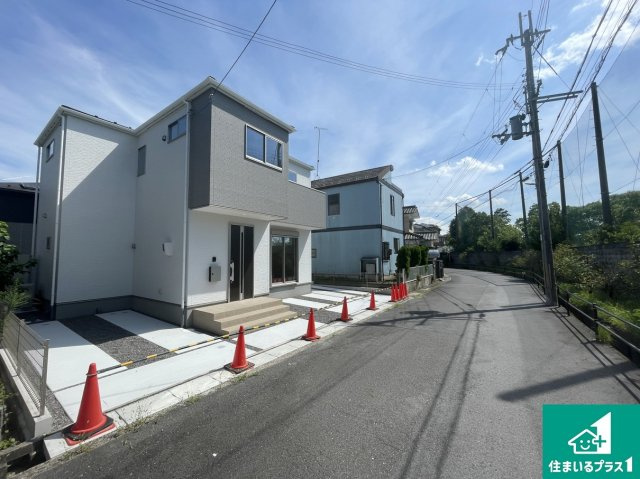 湖南市下田　第2期　新築一戸建ての前面道路含む現地写真|周辺は閑静な住宅街！前面道路広々で車の出し入れも便利です。駐車が苦手な方でも安心して車庫入れできます！