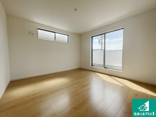 湖南市下田　第2期　新築一戸建ての洋室|シンプルな洋室は、自分好みのインテリアが楽しめます♪ご家族とインテリアや家具を選びに行くのは新築購入時の醍醐味の一つです。ぜひお楽しみください♪