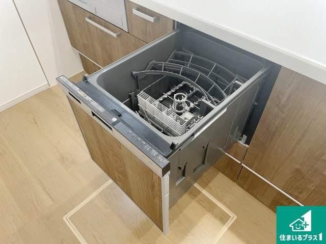 湖南市下田　第2期　新築一戸建ての設備|食事後の一仕事、食器洗いをボタン一つでお任せできちゃいます！場所を取らないビルトイン式なので、お料理スペースもしっかり確保！
