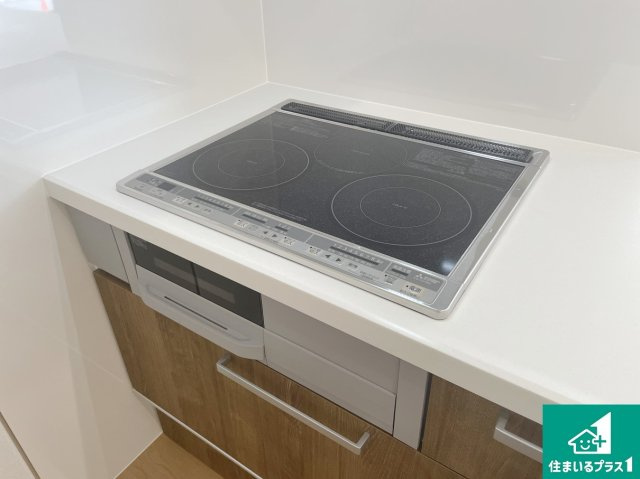 湖南市下田　第2期　新築一戸建ての設備|火を使わないので、安心なＩＨコンロ！でこぼこが無い構造なので、掃除もしやすく清潔に保てます！