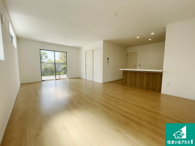 湖南市下田　第2期　新築一戸建ての居間・リビング|日当たり良好の明るいリビングで朝の目覚めもスッキリできそう！対面キッチンでご家族のコミュニケーションも自然と増える設計！小さなお子様が遊ぶスペースを作っても広々とくつろげるLDK！