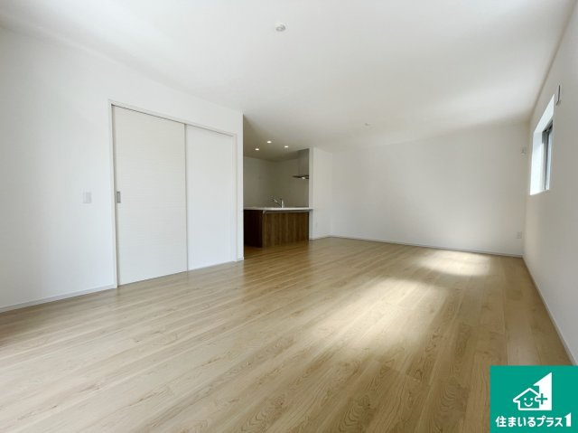 湖南市下田　第2期　新築一戸建ての居間・リビング|シンプルなリビングは、観葉植物等のインテリアを楽しめますね！パパ好みにも、ママ好みにも家具次第で雰囲気を変えることができます！
