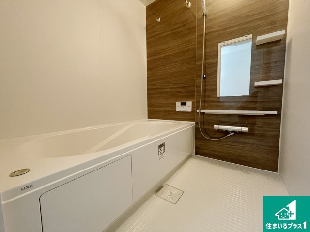 湖南市下田　第2期　新築一戸建ての浴室|足をゆったり伸ばして寛げる浴槽です。窓が設けられていますので差し込む光が明るく穏やかな雰囲気にしてくれます♪浴室乾燥機も設置しているので、雨の日の洗濯物も安心です♪
