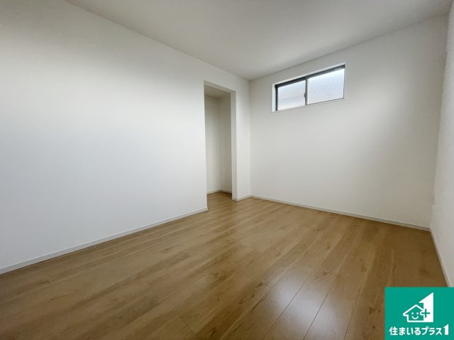 湖南市下田　第2期　新築一戸建ての洋室|寝室は心地よい眠りについてもらいたくて、シンプルかつ開放的な空間な設計にしています！大きな窓から差し込む日が心地いいです♪