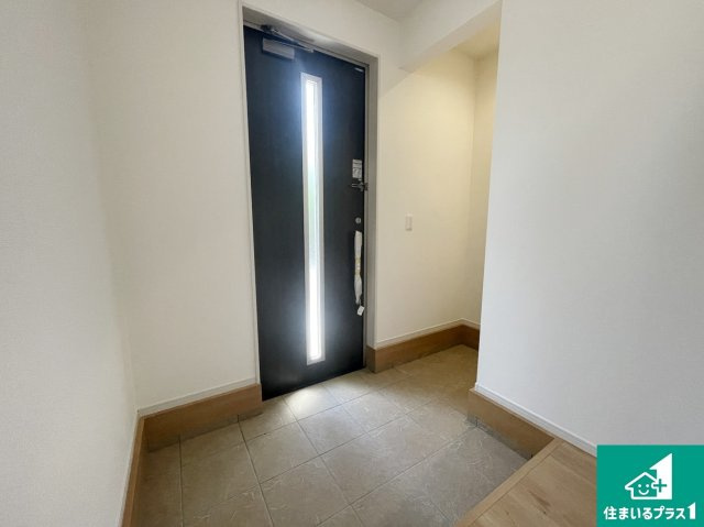 湖南市下田　第2期　新築一戸建ての玄関|シューズボックスにはたくさんの靴が収納できるので玄関周りはいつもスッキリ！ご家族が増えても安心！