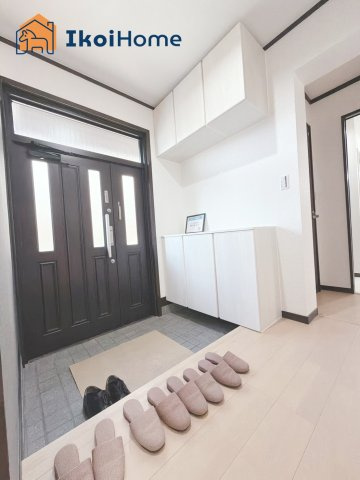 明石市北朝霧丘2丁目　中古戸建の玄関|●年中無休：当日予約可●玄関になります。大きな靴箱が付いていますので、大変便利でございます。