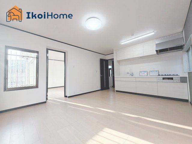 明石市北朝霧丘2丁目　中古戸建のキッチン|●年中無休：当日予約可●壁付けのキッチンでLDK11帖は広くご使用いただけます！