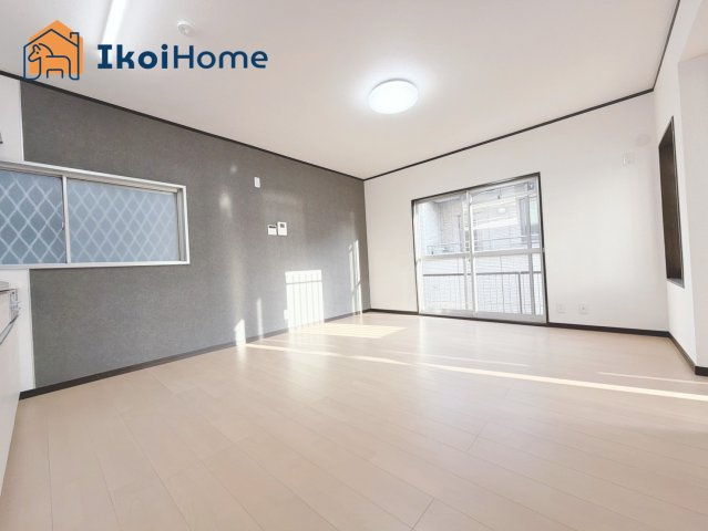 明石市北朝霧丘2丁目　中古戸建の居間・リビング|●年中無休：当日予約可●LDK11帖はアクセントクロスがお洒落です！クロス貼替済！